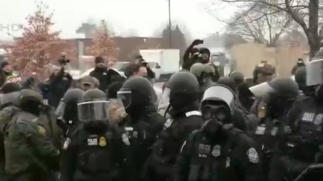 明尼苏达示威者寒风中抗议：ICE必须离开