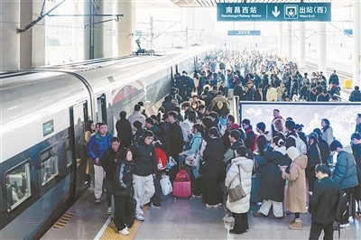 旅客在南昌西站出行