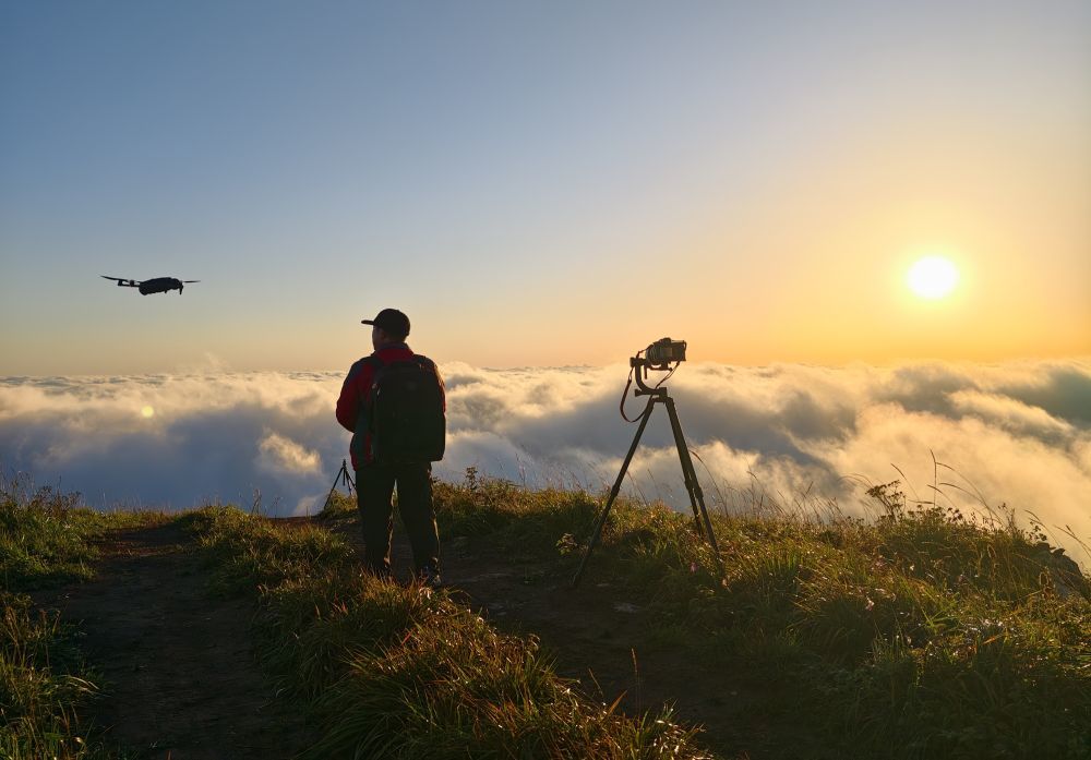2025年9月1日,在甘肃省陇南市武都区隆兴镇韭山,摄影爱好者在拍摄云海日出美景。冉创昌 摄