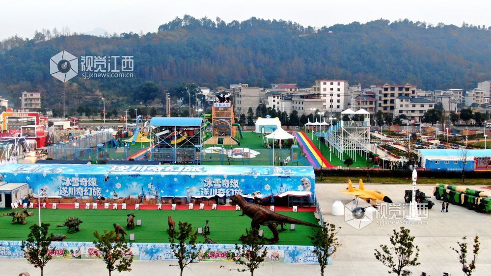 2026年1月20日，江西省遂川县文化产业中心主广场化身新春欢乐场，市民游客在此沉浸式体验潮玩项目，尽享文旅融合的独特魅力。