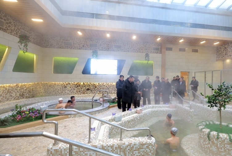 金正恩出席劳动者休养所竣工典礼,坐温泉边与民众交谈