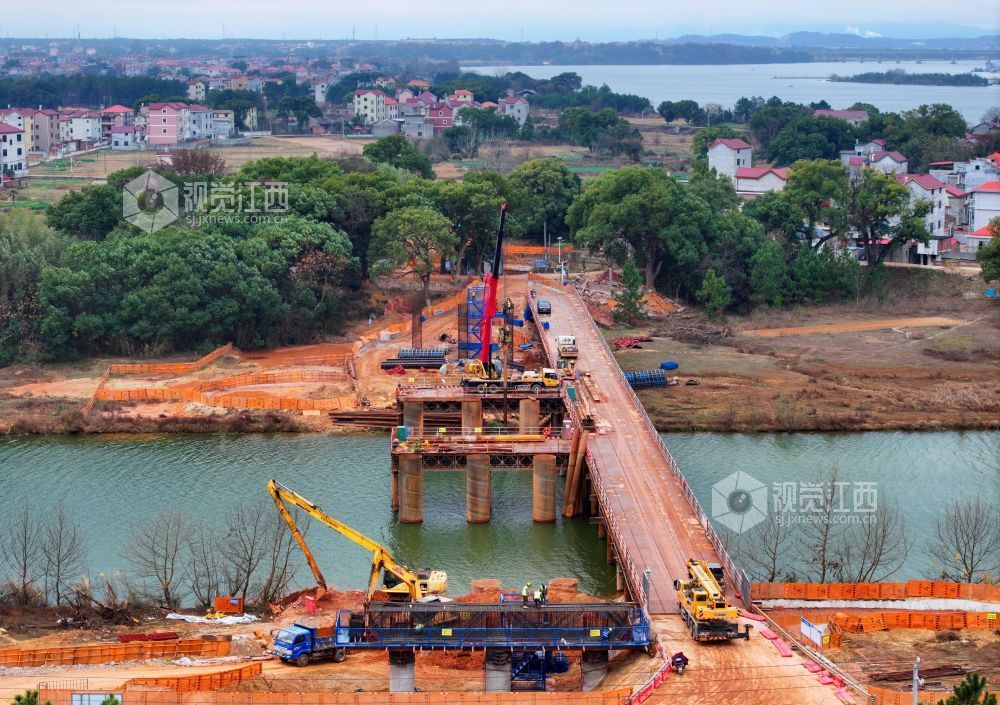 2026年1月20日，江西省吉安市泰和县省道S221改建工程云亭大桥正在建设施工。