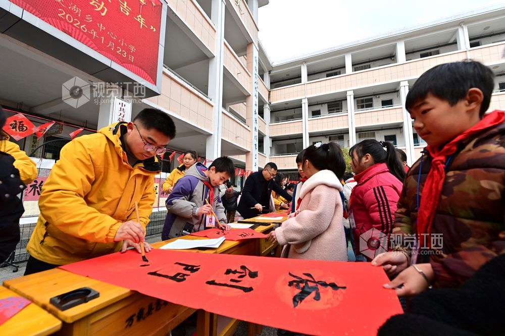 江西万载:书法送“福”迎新年(图)