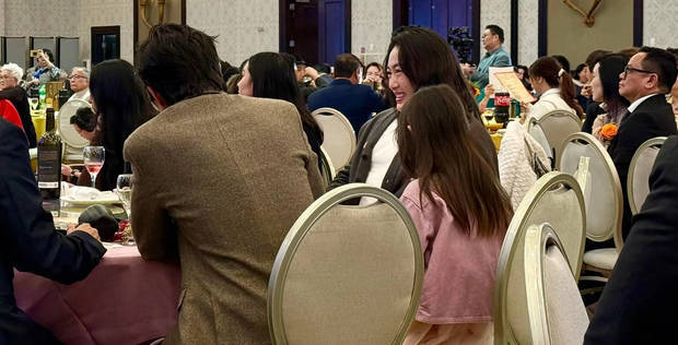 陈冠希一家三口互动温馨。