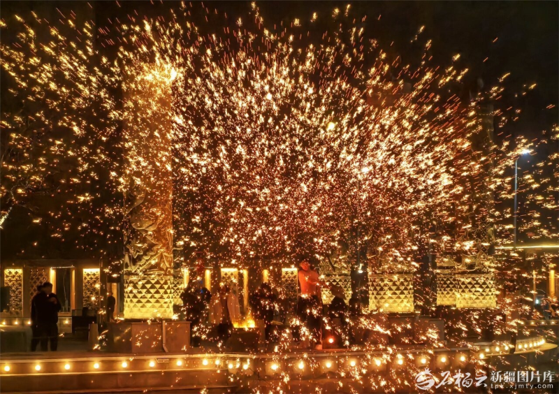 1月10日晚，非遗打铁花在吐鲁番市高昌区人工湖精彩上演。刘健摄