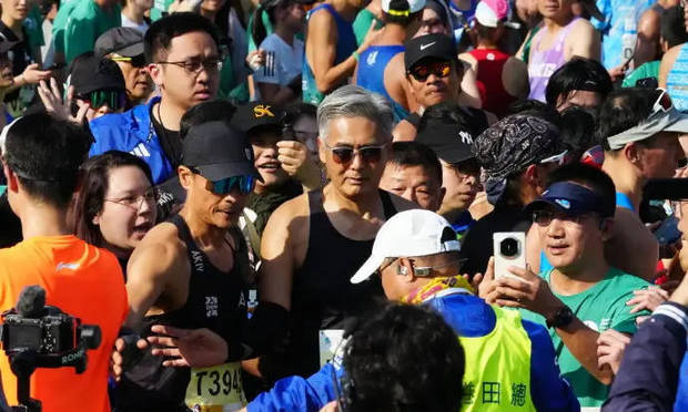 周润发被人群包围。