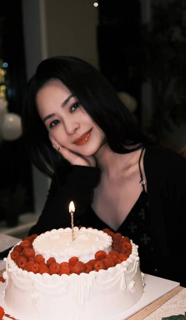 阿娇绽放迷人笑颜，眼神好温柔。