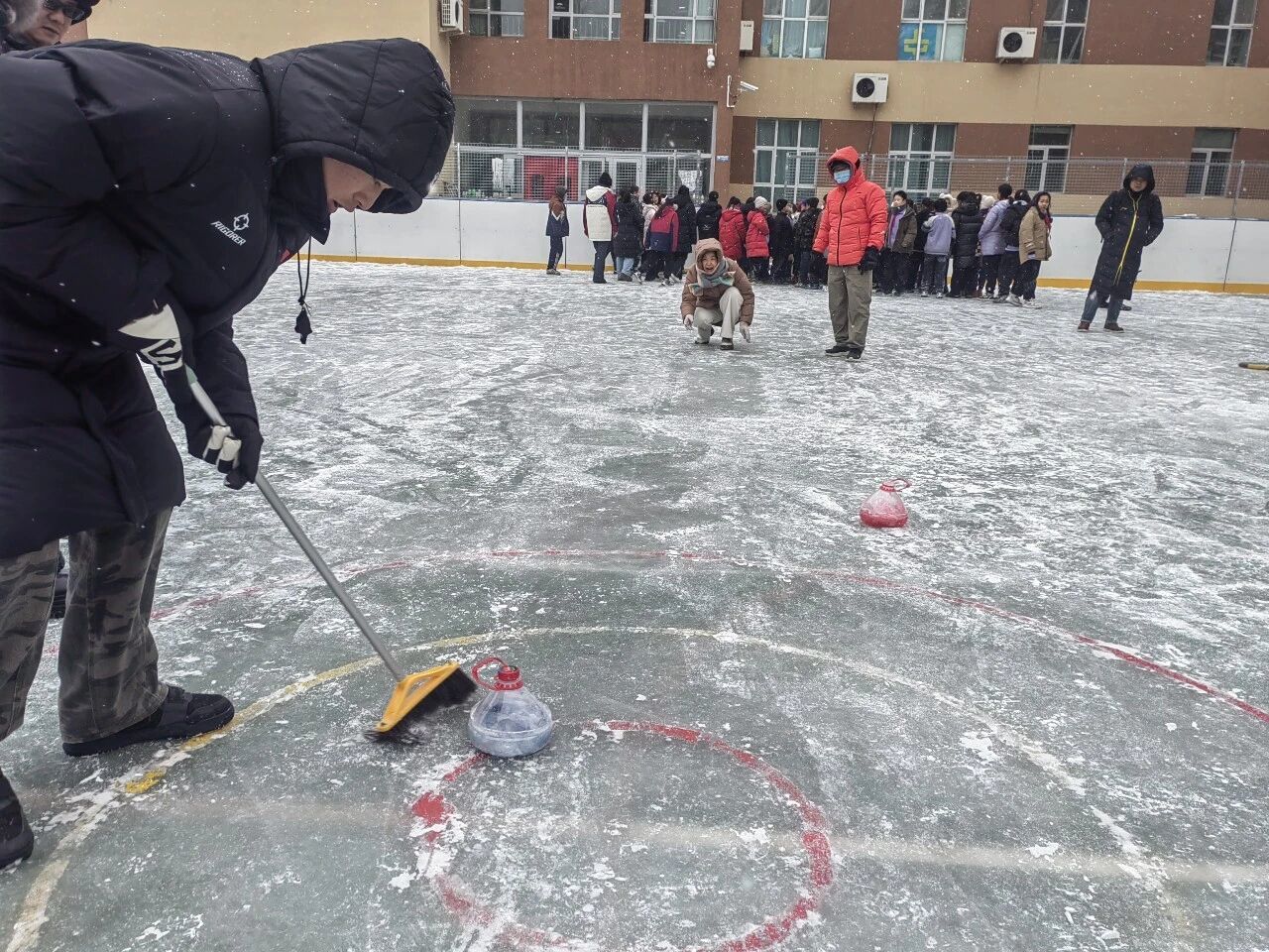 克拉玛依市第五小学师生自制“冰壶”，在校园进行比赛。克拉玛依市第五小学供图