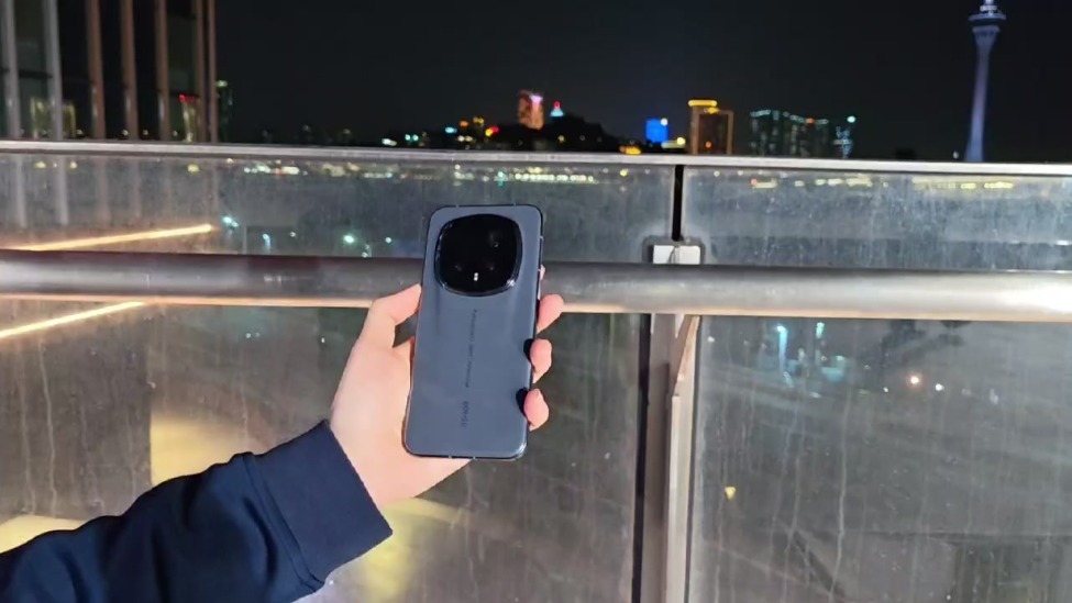 荣耀Magic8 RSR保时捷设计两分钟实测：7999元起的高端旗舰强在哪？