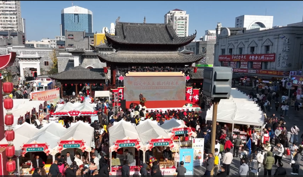 2025年12月27日,“江西有好物年货季暨带老字号回家过年”活动在南昌市万寿宫商业街区启动。本文图片除特别标注外,均由江西省商务厅提供。