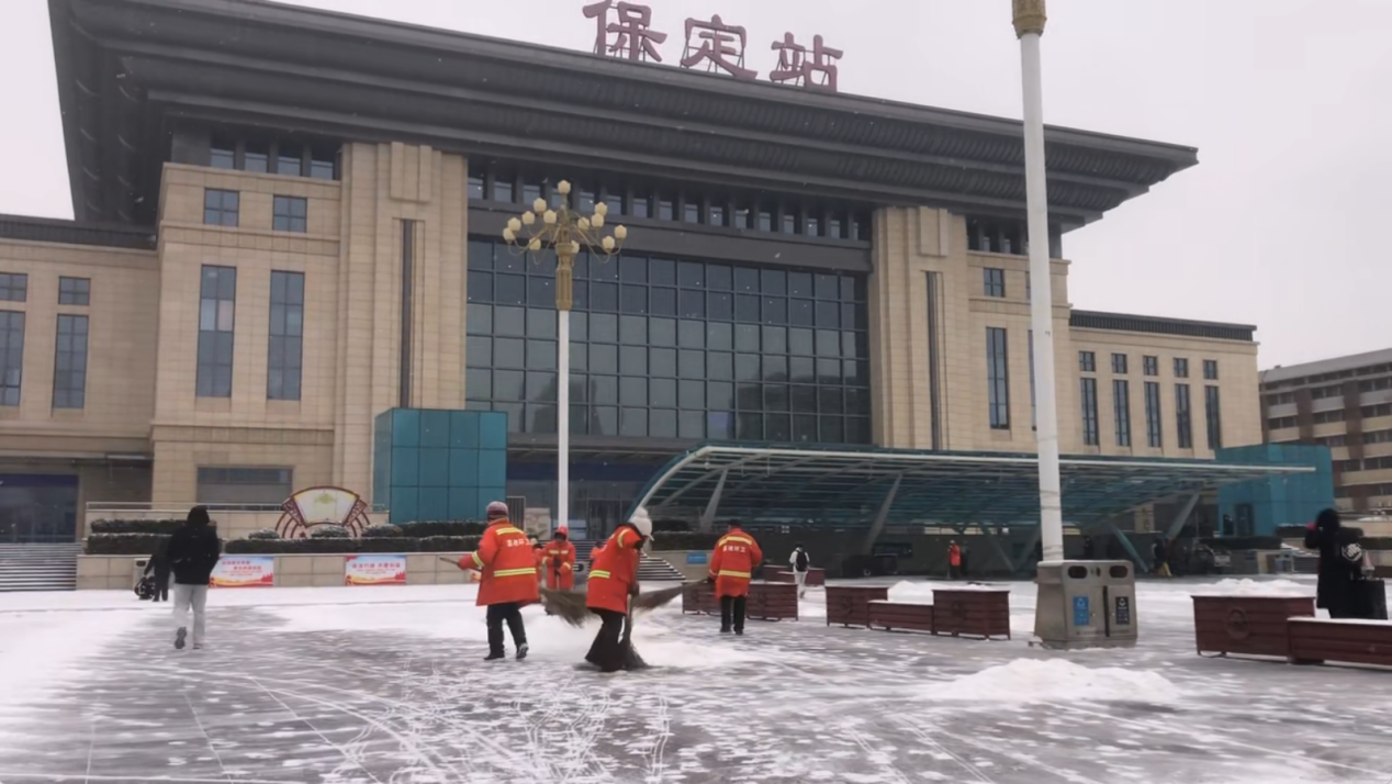 保定：雪染街巷“橙”护归途，环卫人连夜奋战保畅通