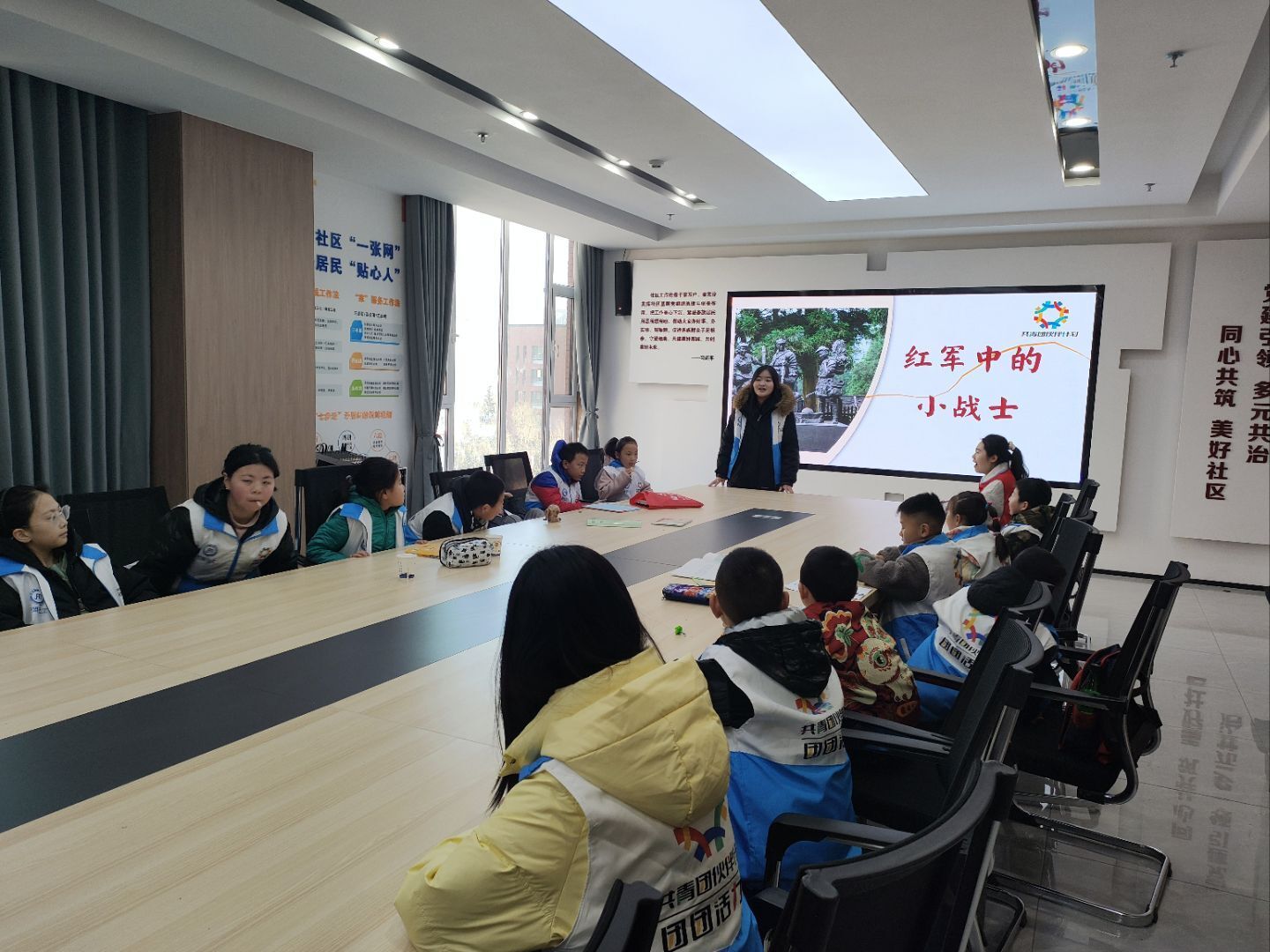 爱国主义教育课上,志愿者们为孩子们讲述革命先辈们艰苦奋斗的革命岁月和坚韧不屈的精神.jpg