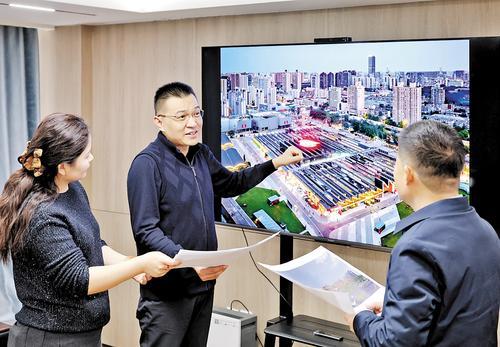 1月16日,省政协委员,石家庄文旅投集团党委书记、董事长丁楠(左二)与团队成员商议“织音1953”规划细节,收集意见建议。本报记者 刘冉摄