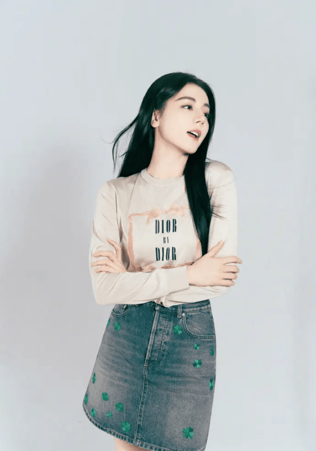 搜狐娱乐讯 近日，迪丽热巴释出全新写真，搭配简约尽显灵动松弛。