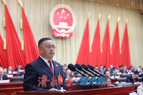 市十八届人大五次会议举行第二次全体会议 韩金峰作市人大常委会工作报告 李向阳蒋万云分别作“两院”工作报告 刘强于海田雷杰孙开连在主席台就座 杨峰主持