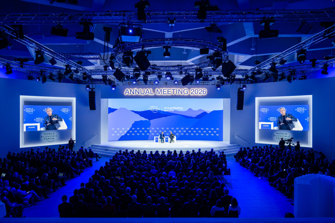 英伟达创始人兼首席执行官黄仁勋与贝莱德董事长兼首席执行官Larry Fink在2026年瑞士达沃斯世界经济论坛年会对话