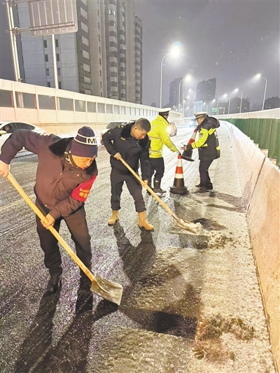 连夜破冰除雪