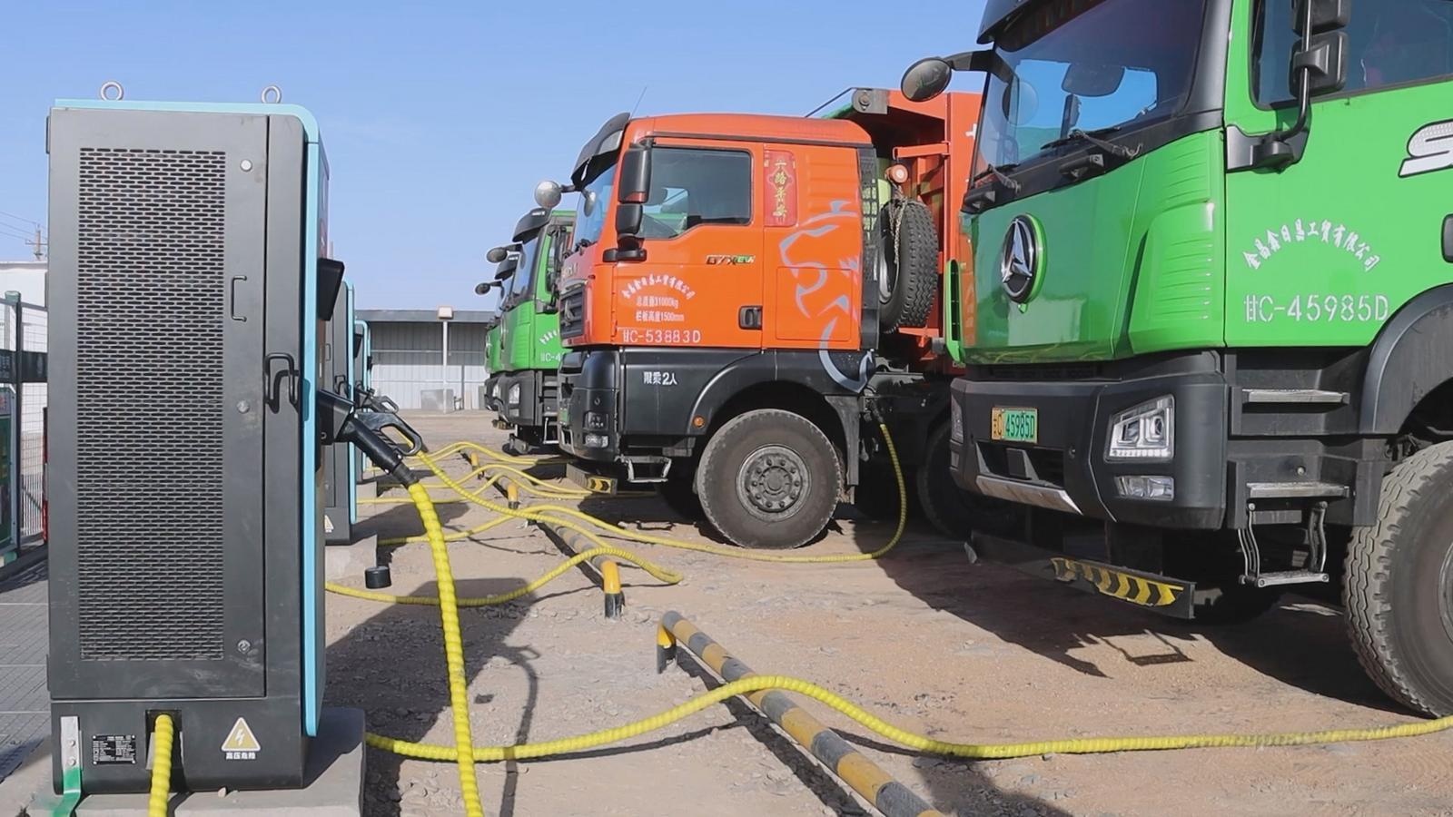 △多辆新能源重卡正通过大功率充电桩补能