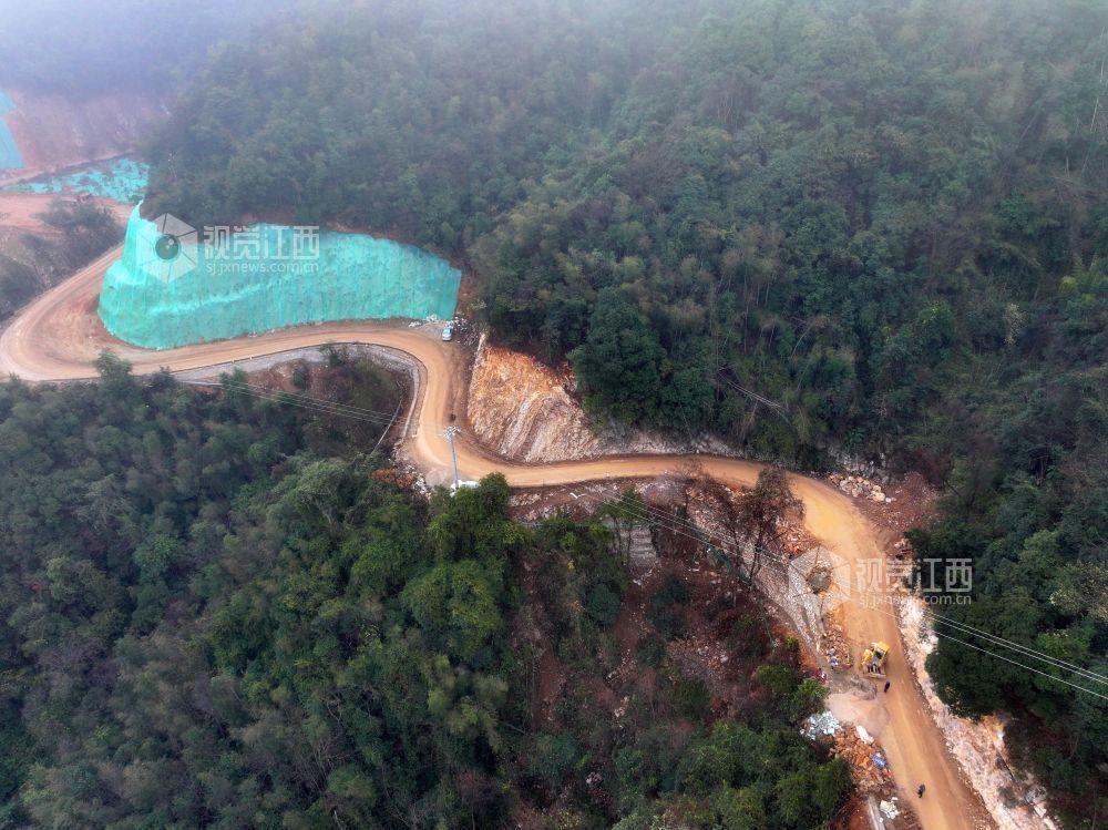 2026年1月21日,江西省吉安市泰和县水槎乡山区公路正在建设施工。