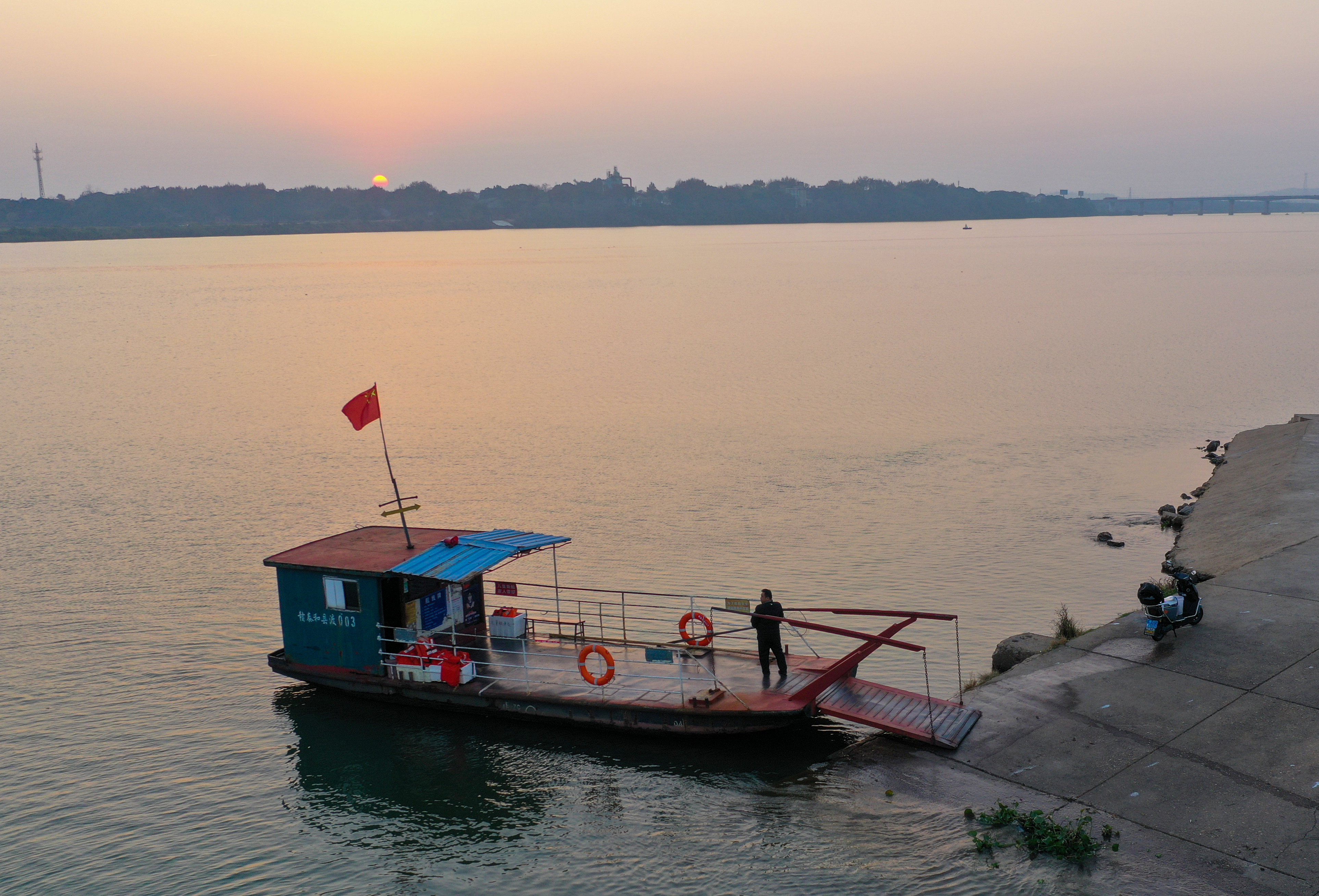 ▲2025年12月26日,泰和永昌渡口,渡船在等着晚归的乘客。