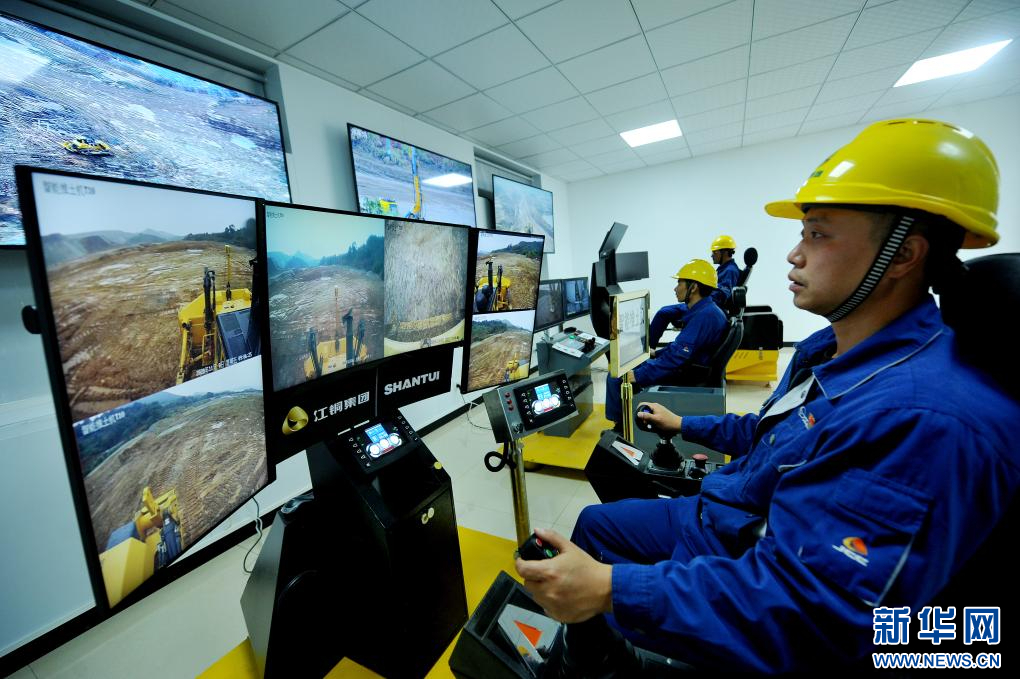 江铜集团城门山铜矿的工人正在远程采矿。新华网发