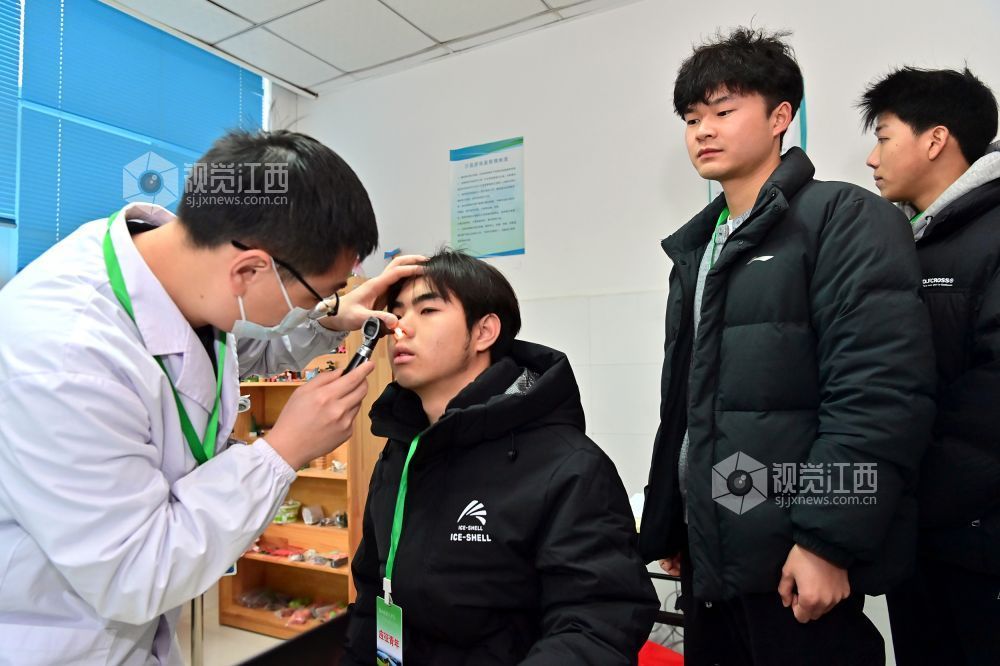 2026年1月23日，适龄应征青年在江西省宜春市万载县人民医院征兵体检站参加体检。