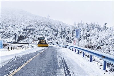 开展机械铲雪
