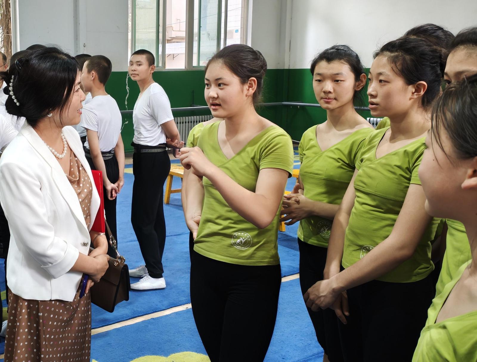 杨文秀（左）在西安艺校与学生们交谈