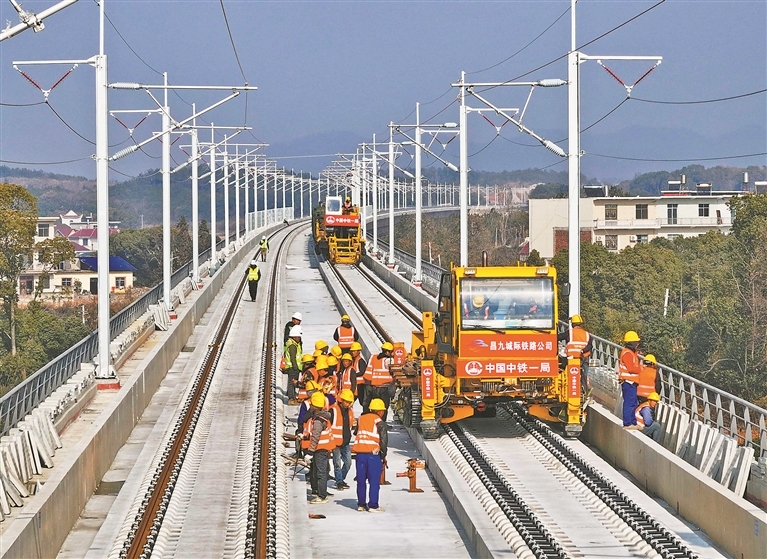 1月3日,在昌九高铁共青城陆家垄特大桥段左线铺轨现场,中铁一局建设者铆足干劲进行铺轨作业。作为国家“八纵八横”高铁网中京港高铁的重要组成部分,昌九高铁全线通车后,我国南北向将再添一条高速铁路通道。江西日报全媒体首席记者 李 劼摄