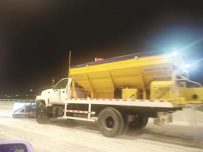 铲雪车清除积雪