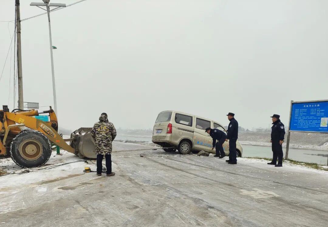 枫树所在巡查中发现白洋河桥头一面包车不慎滑下路基，已联系铲车帮助司机将车辆拉上路面，无人员受伤。 (1).jpg