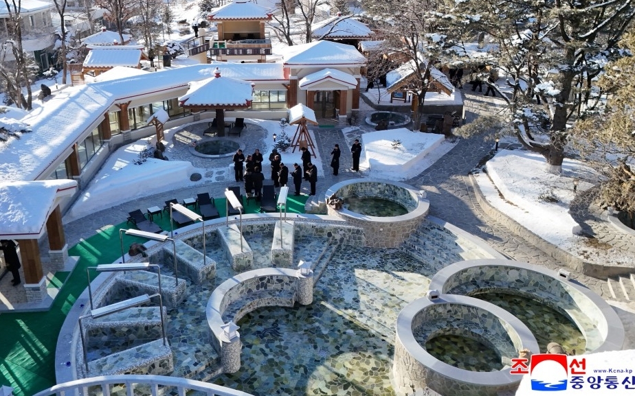 金正恩出席劳动者休养所竣工典礼,坐温泉边与民众交谈