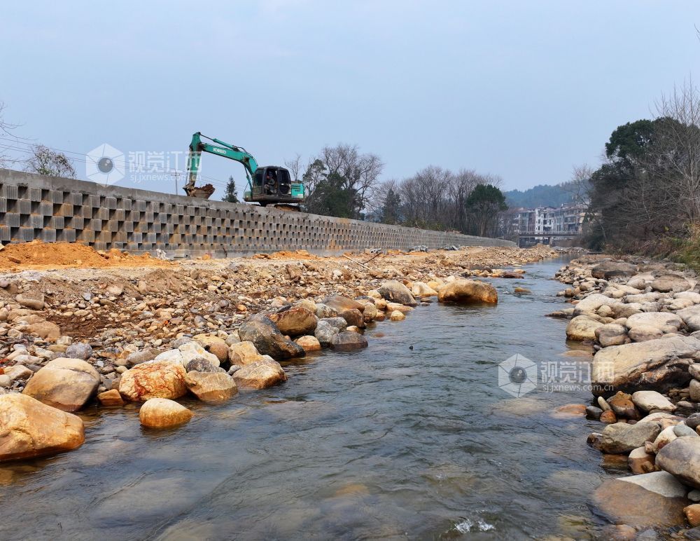 2026年1月17日,江西省吉安市泰和县水槎乡合江村,机械设备正在进行河道护坡加固施工作业。
