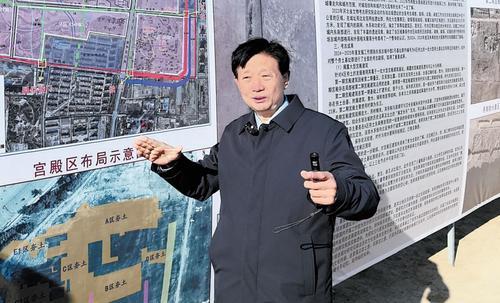 2025年12月25日，陈伟在东垣古城遗址介绍近年来的重要考古成果。 本版图片均由本报记者龚正龙摄