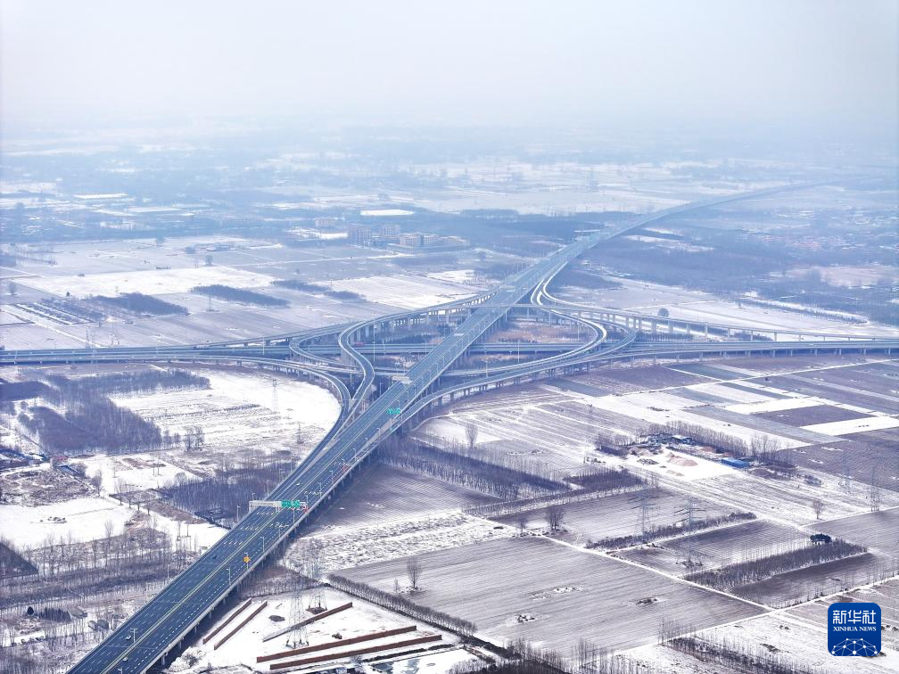 这是1月18日拍摄的京雄高速泗庄枢纽互通（无人机照片）。