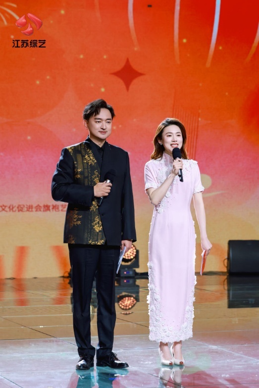 主持人曹洋、章珊