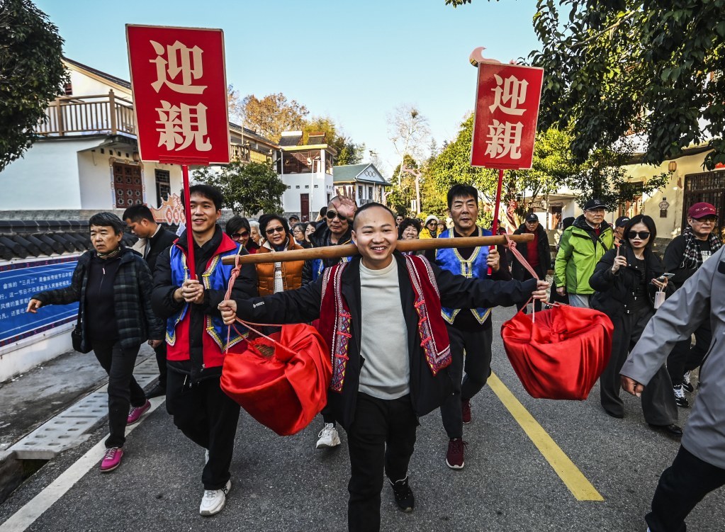 穿畲服、跳竹竿、品美食，游客在资溪新月村感受鲜活民族文化