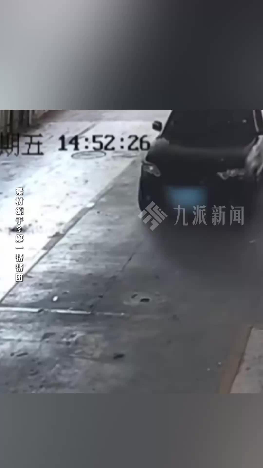 路虎年检站内突冒黑烟，年检站称是老款车存在隐患