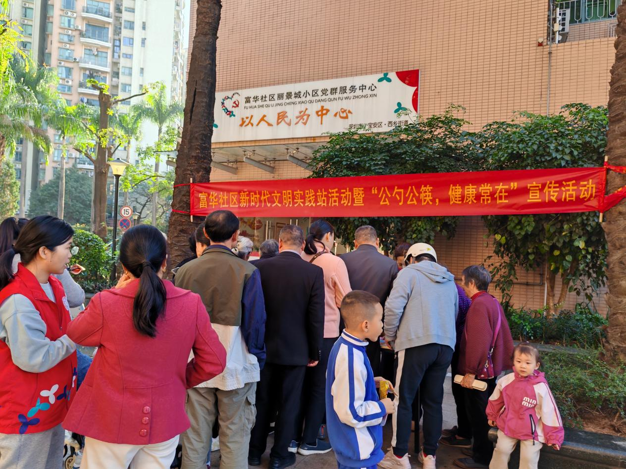 工作人员派发宣传纸页