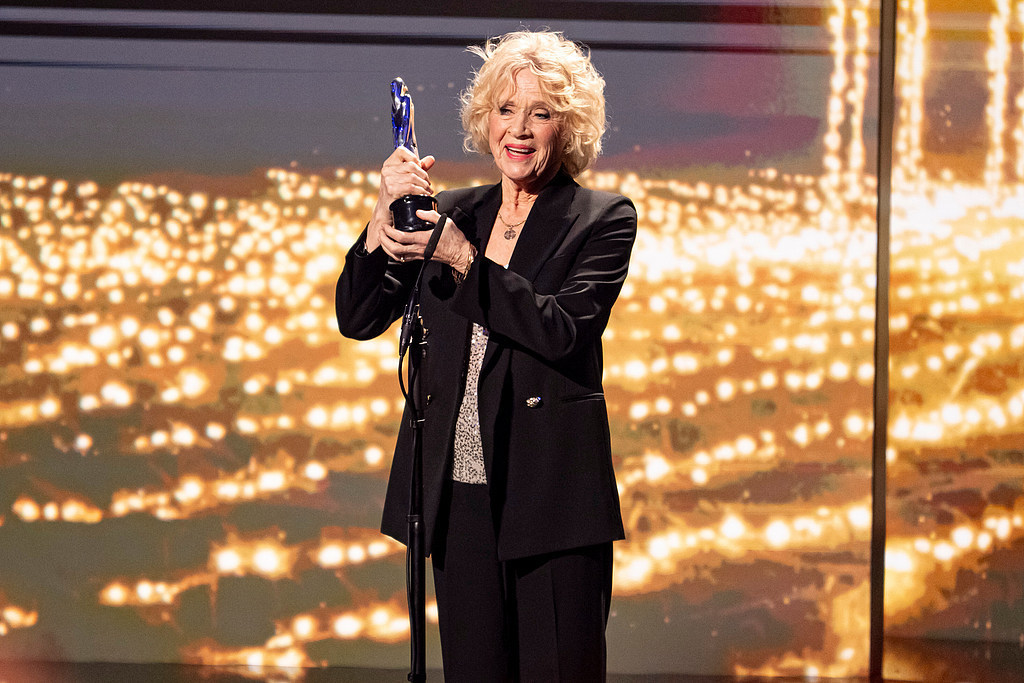 丽芙&middot;乌曼领取终身成就奖