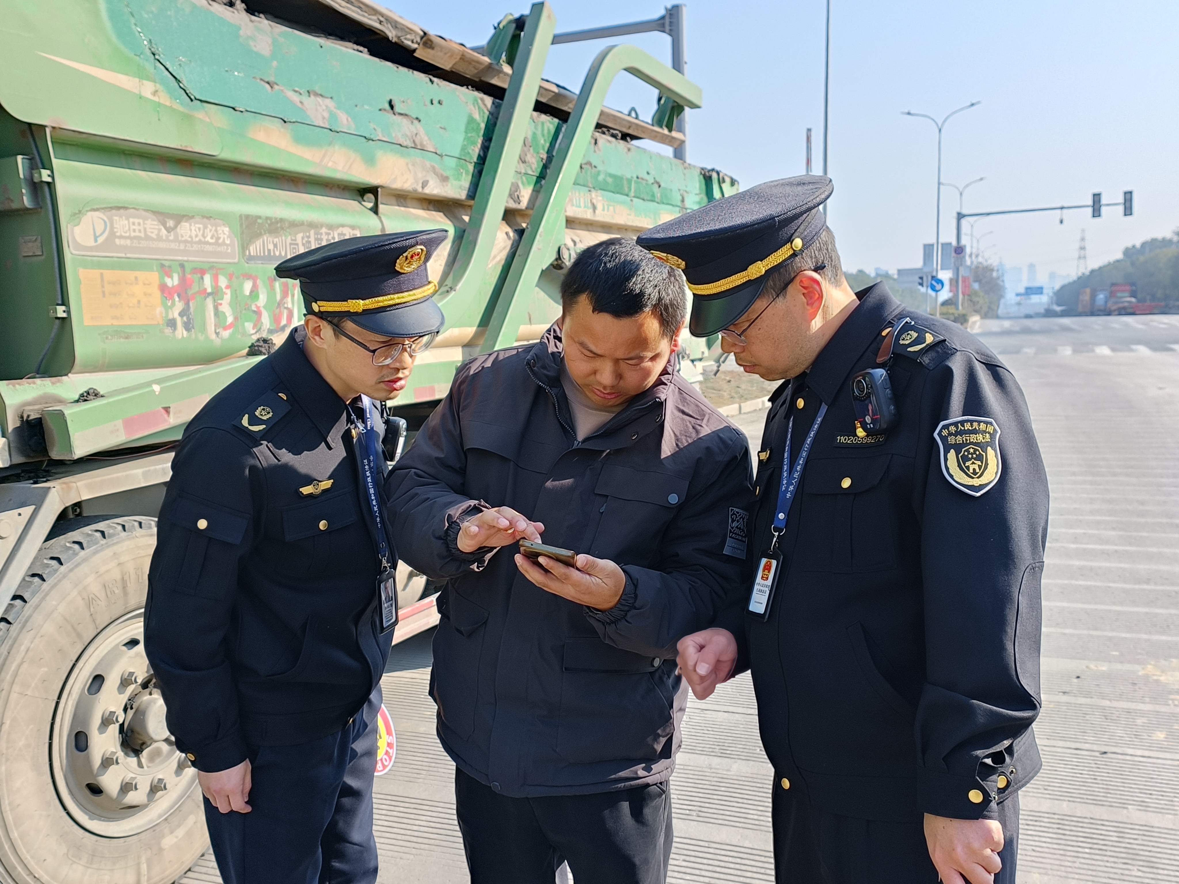 首南中队执法队员在李花桥码头开展建筑垃圾清运执法检查