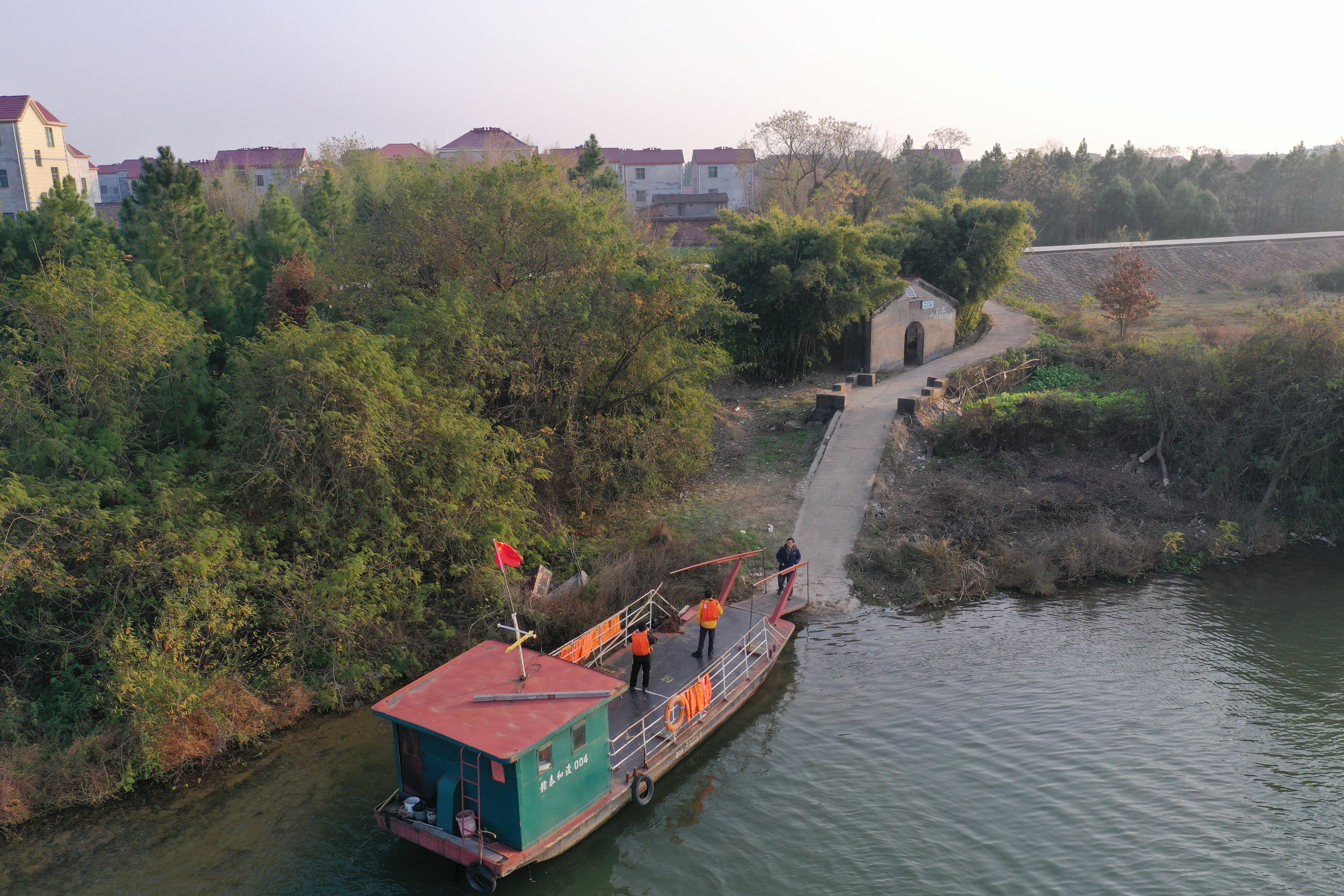 ▲2025年12月26日,沿溪渡口的渡船到达对岸的塘洲镇。