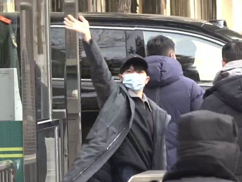 周深现身2026央视春晚首次联排，对着大家打招呼好俏皮。