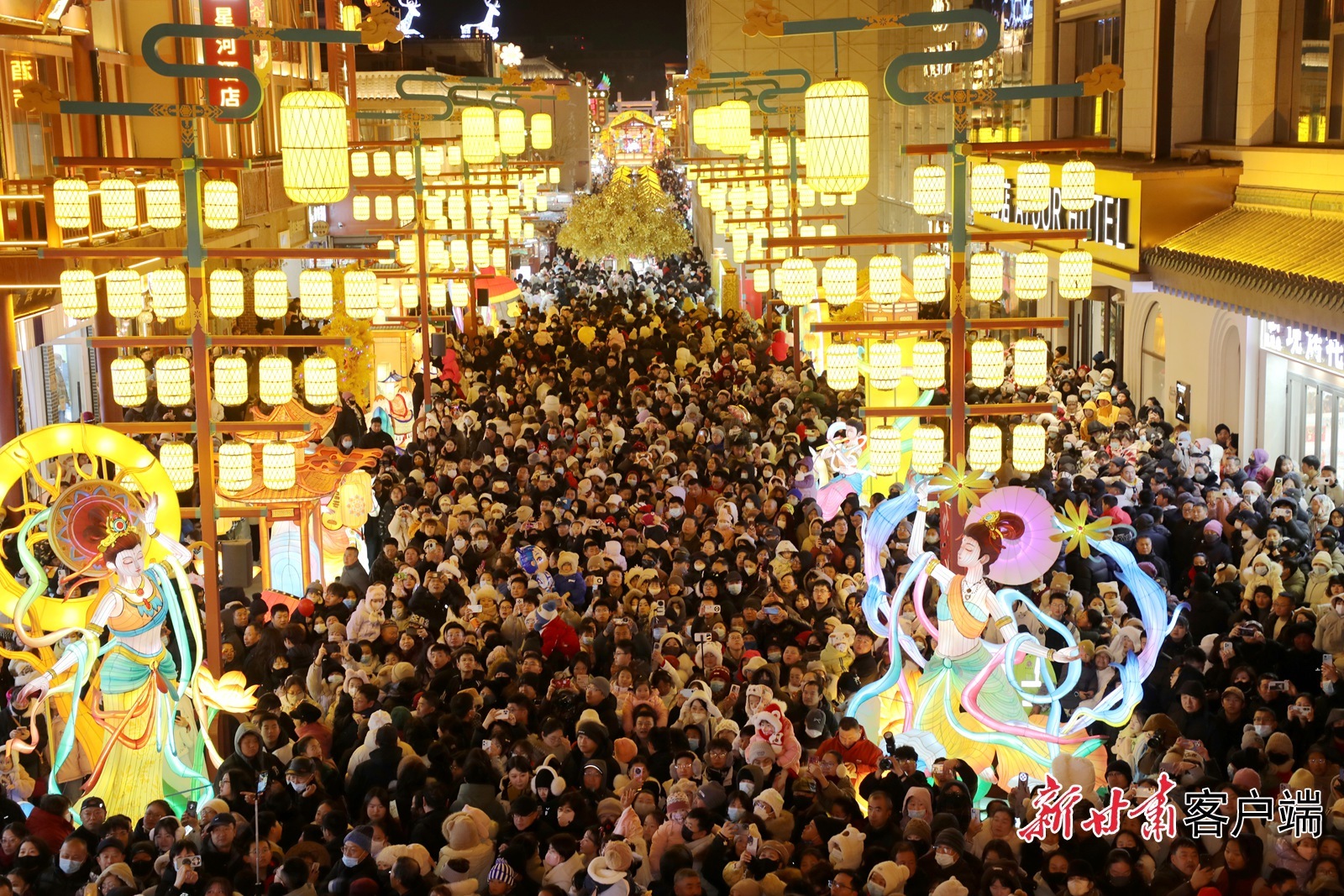 敦煌灯会热闹非凡