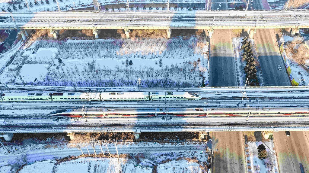 行进中的动车组列车