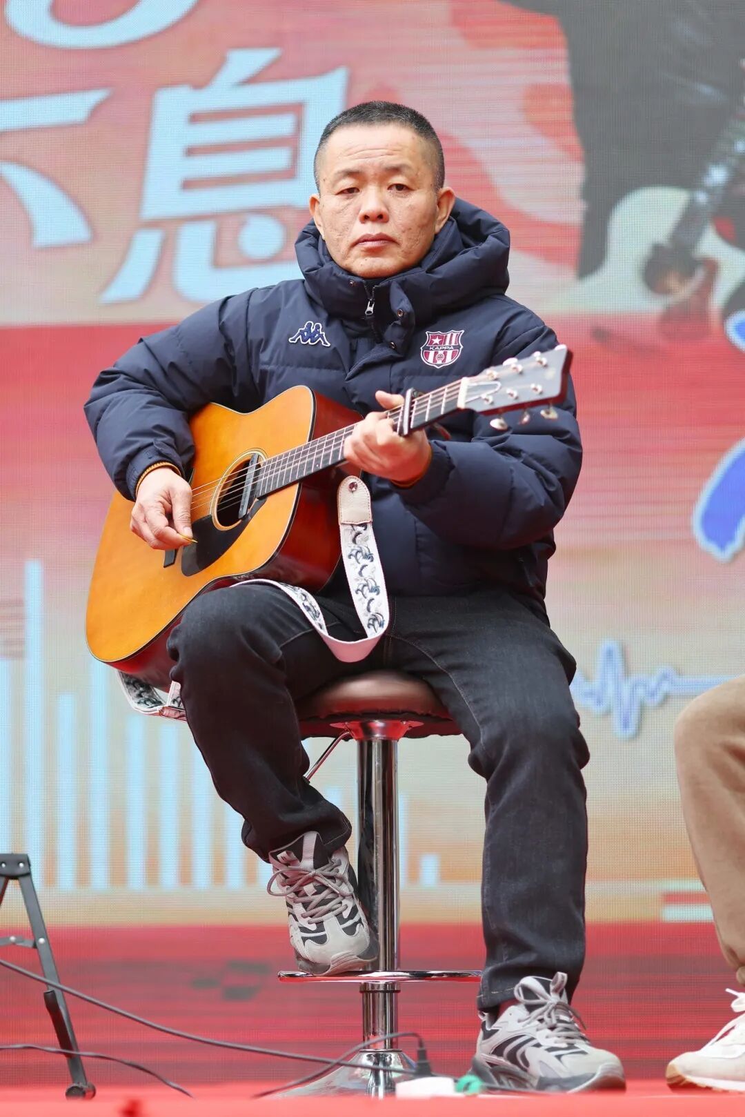 团长黄河怀抱吉他倾情演唱。