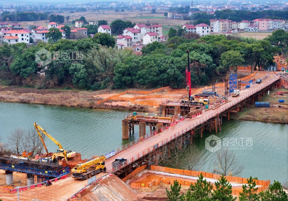 2026年1月20日，江西省吉安市泰和县省道S221改建工程云亭大桥正在建设施工。