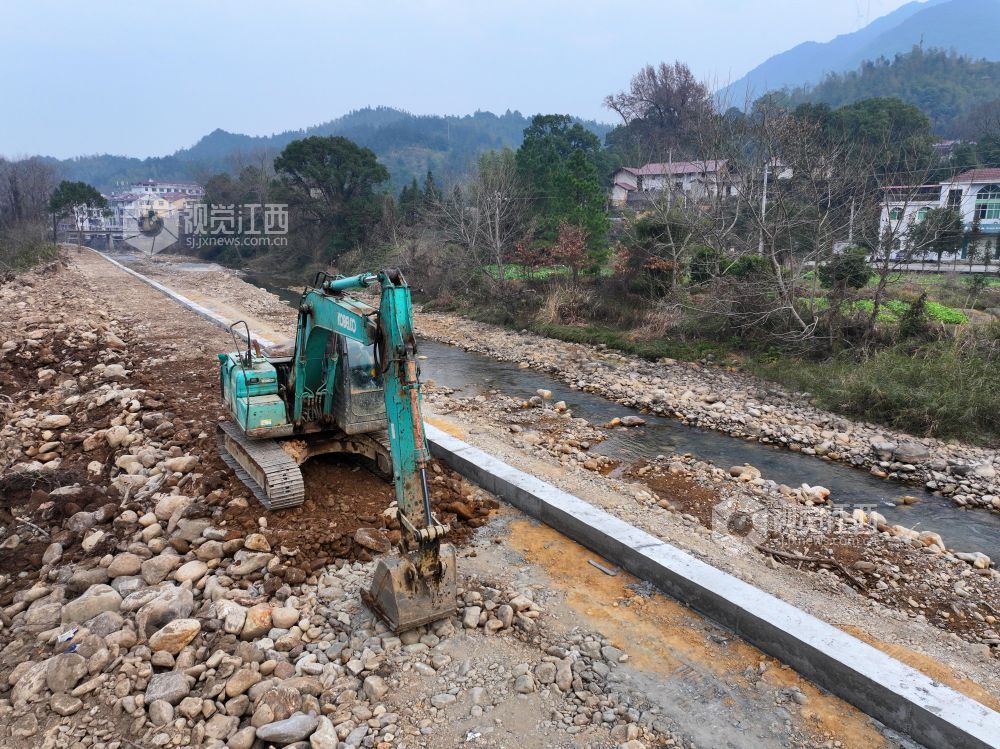 2026年1月17日,江西省吉安市泰和县水槎乡合江村,机械设备正在进行河道护坡加固施工作业。
