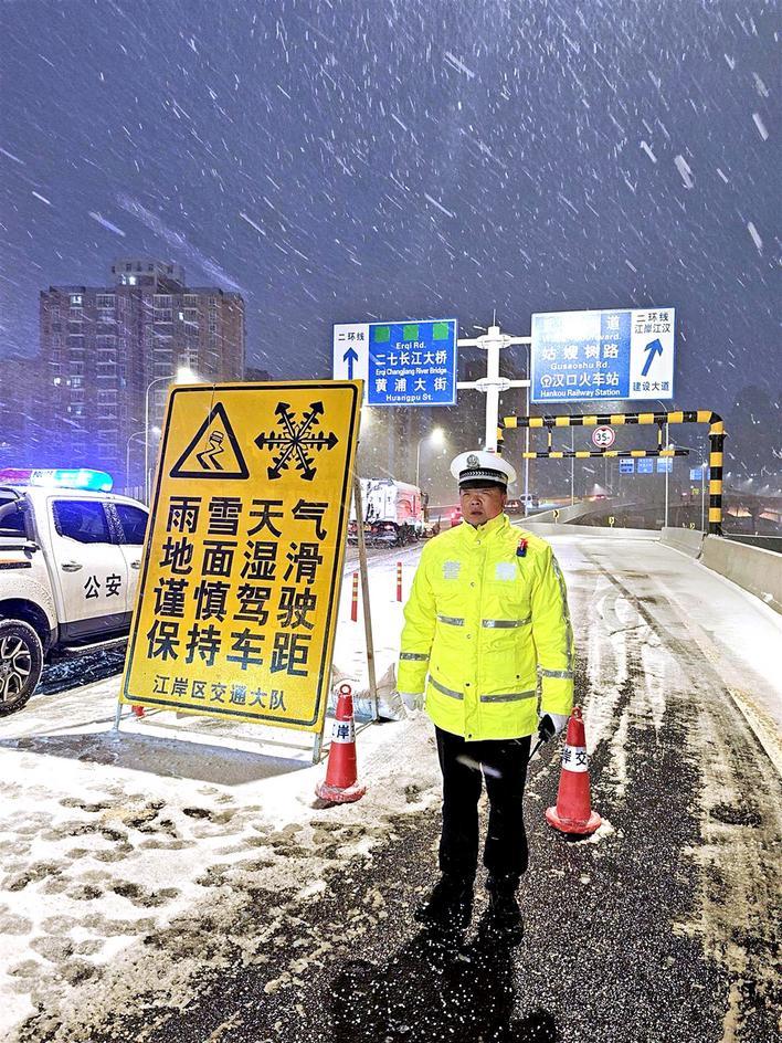 交警风雪中执勤保障出行安全