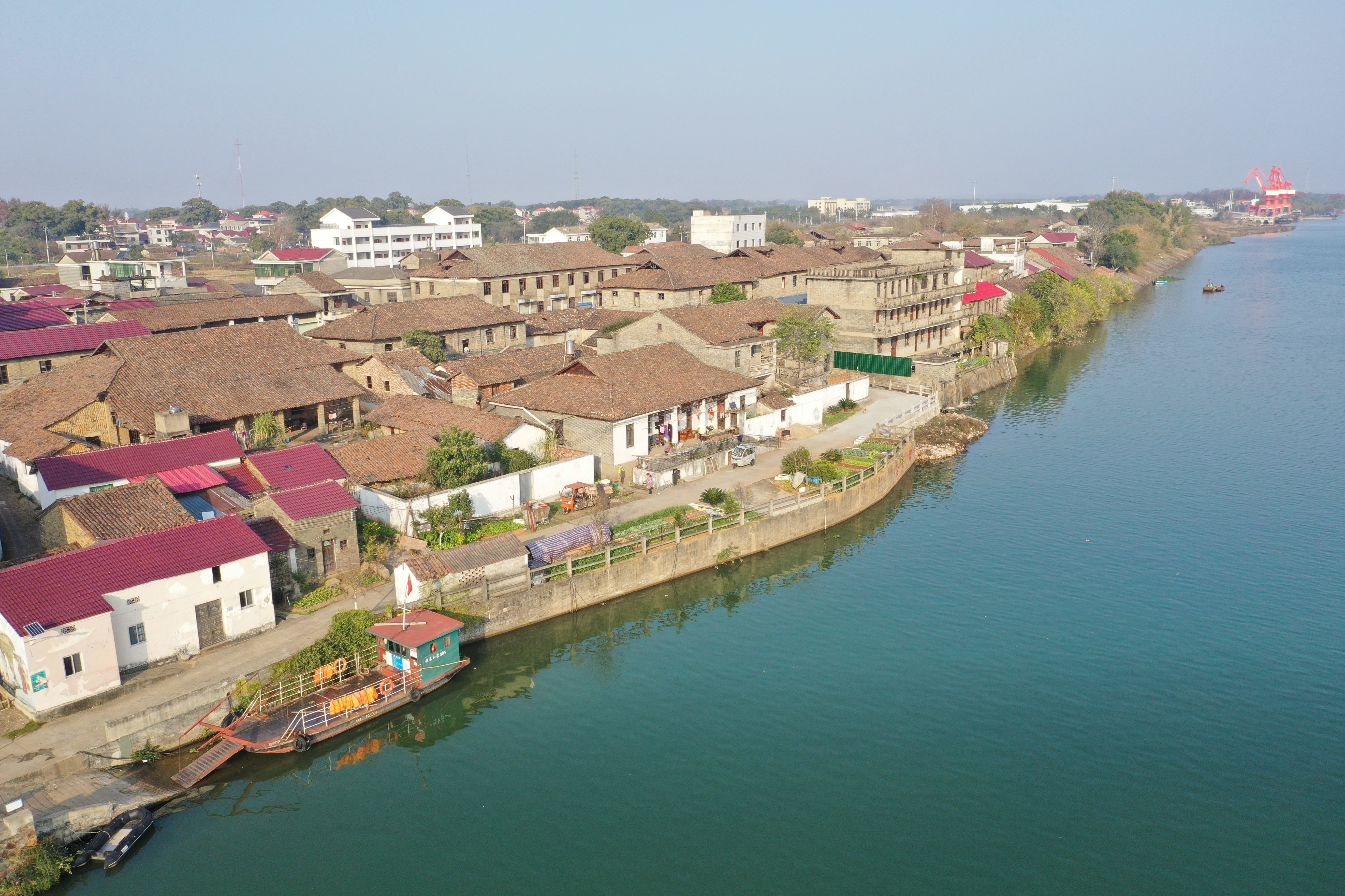 ▲沿溪渡口旁的沿溪老街,这些带着历史沧桑感的民居,见证着渡口曾经的繁华热闹。